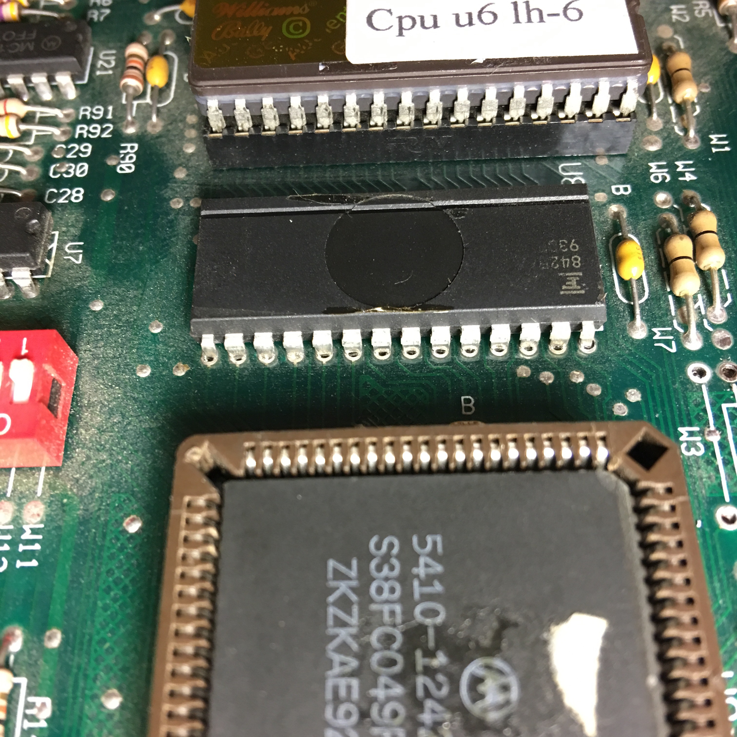 RAM 62256 sur une carte mère WPC, avec un léger excès de soudure à nettoyer avant de tenter la dépose.
